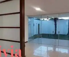 CASA EN VENTA! Hermosa casa de una sola planta En condominio 4to anillo - 8